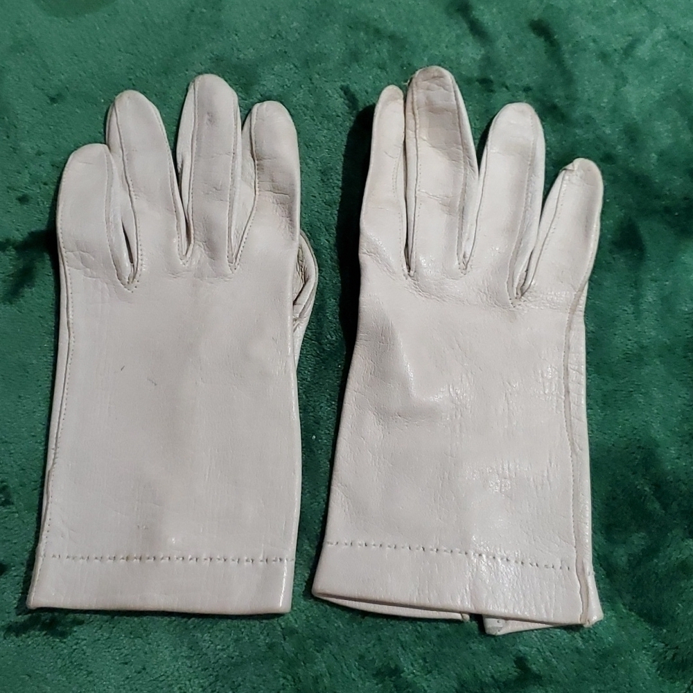 VINTAGE IVORY GLOVES WITH PEARLS
